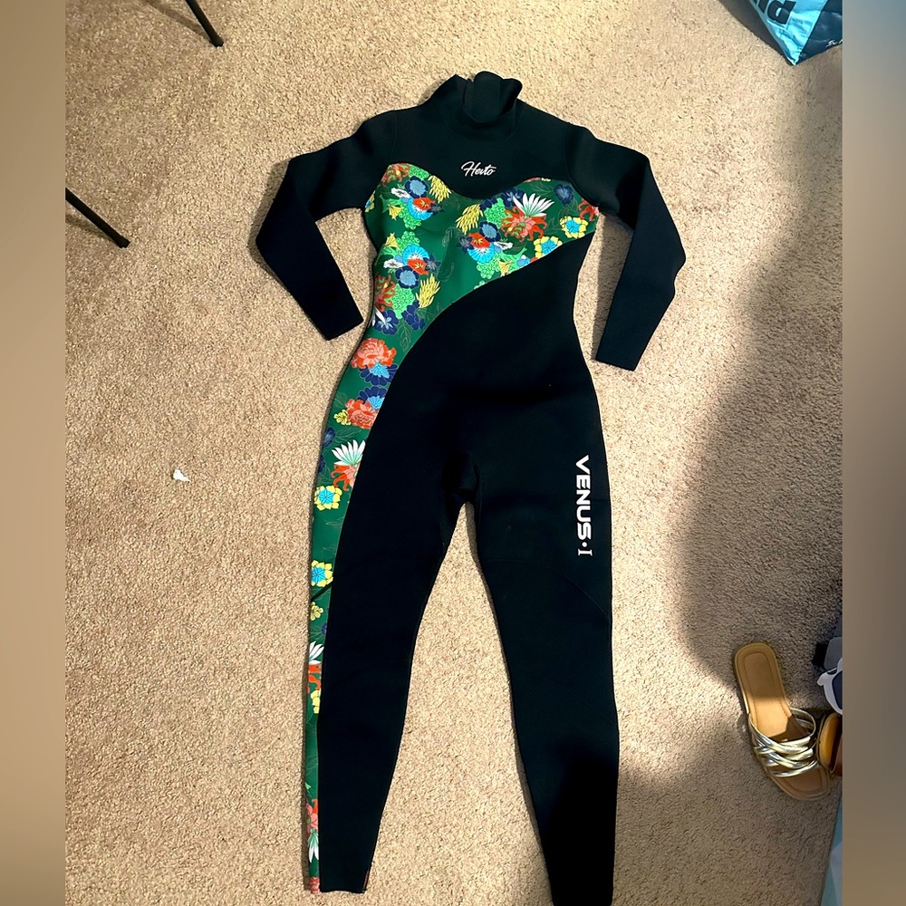 NWT Hevto Women’s wetsuit, size US women’s  4/6